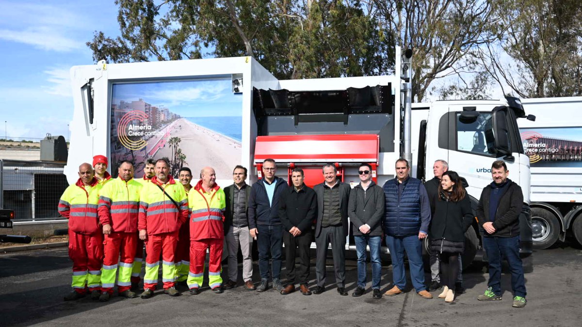 Acto de presentación del nuevo contrato de recogida de basura en Almería con Urbaser.