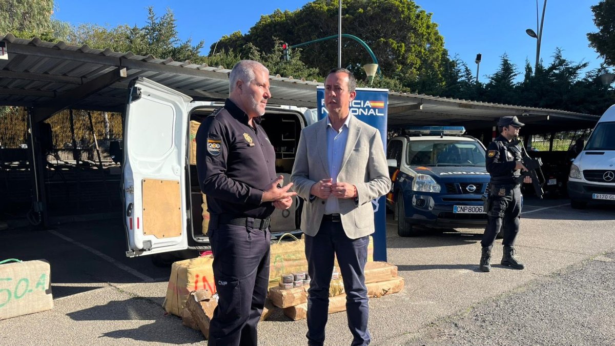 El comisario provincial de Almería, Antonio Delgado, junto al subdelegado de Gobierno en Almería, José María Martín.