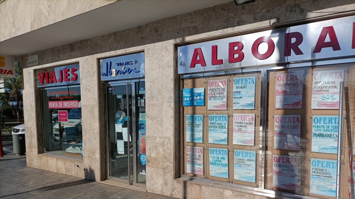 Archivo - Fachada de 'Viajes Alborán' en Almería antes de su cierre definitivo.