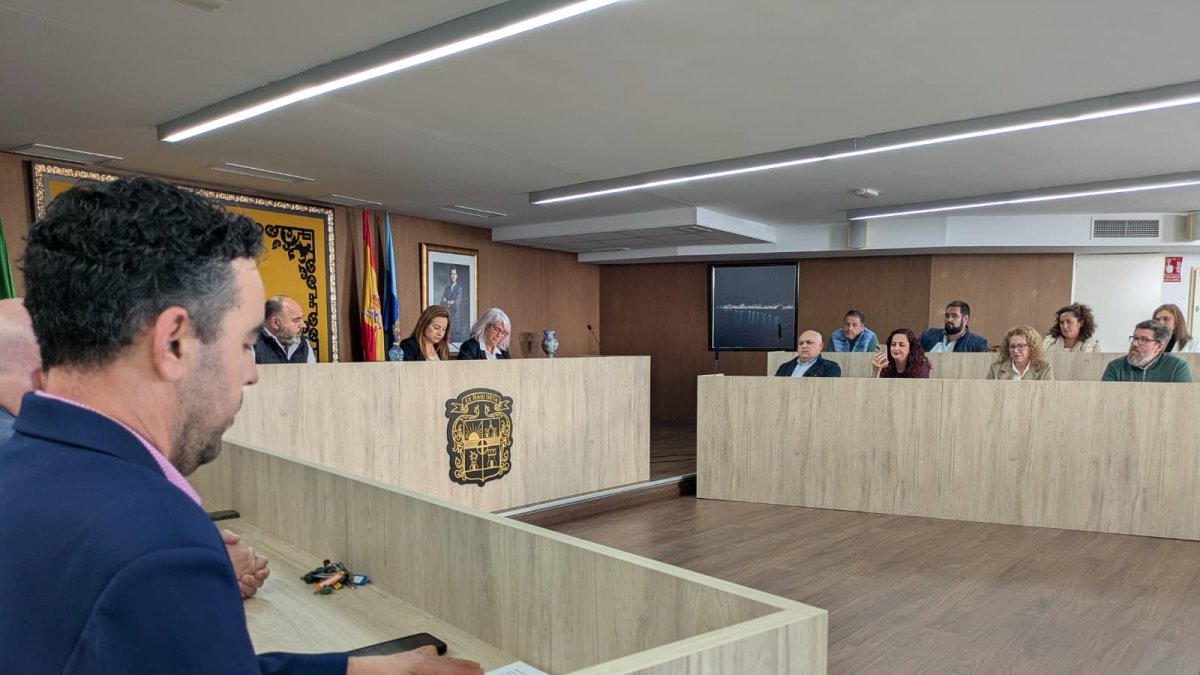 Álvaro Ramos, en primer término. Al frente, ediles socialistas y el de UCIN.