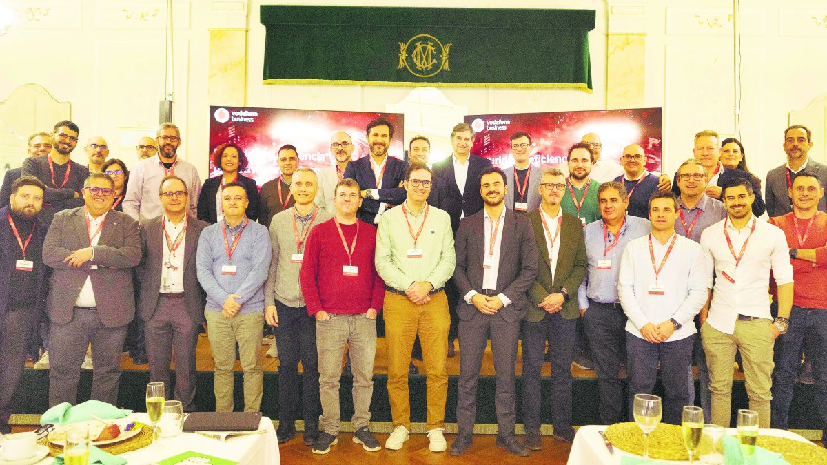 Foto de familia con las empresas participantes y organizadores del foro ‘Vodafone: seguridad y eficiencia operativa van de la mano’ en el Círculo Mercantil.