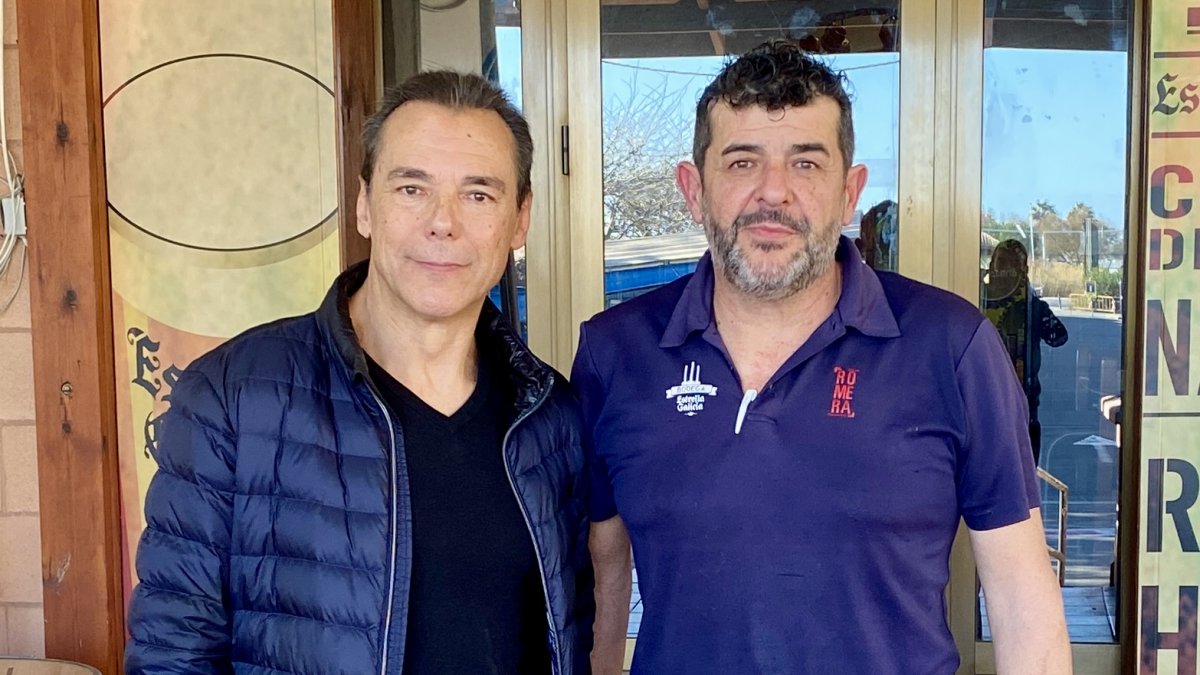 Miguel Romera junto al autor de esta entrevista, Antonio Hermosa, en la puerta de entrada del Romera, en el campus universitario almeriense.