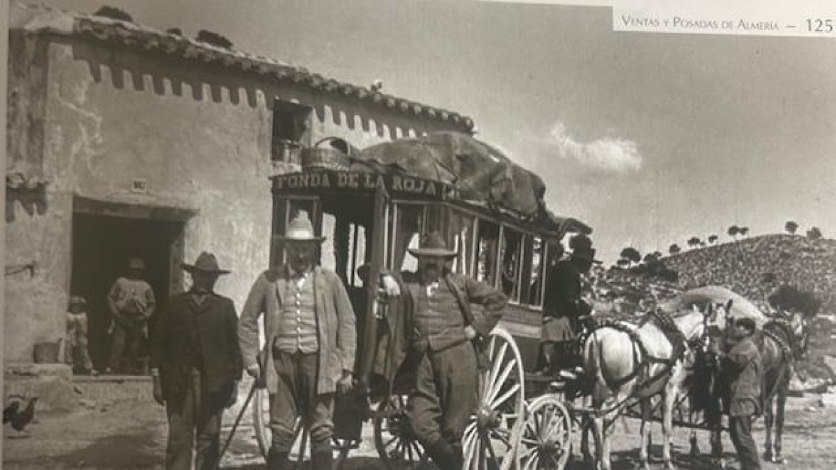 Diligencia a la entrada de la venta La Roja en 1890, que aparece en el libro de Andrés Cabrera.