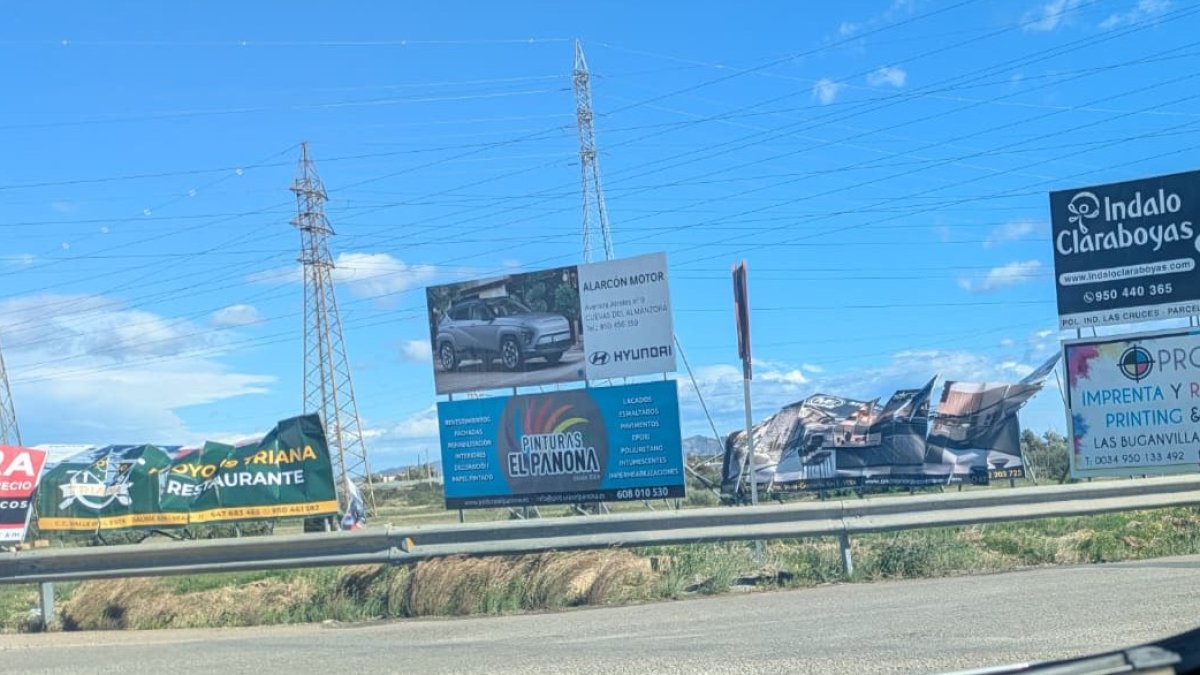 Vallas publicitarias volcadas por el fuerte viento.