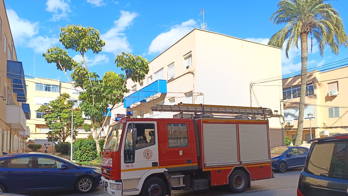 Dotación de bomberos esta tarde en Las 500 Viviendas.