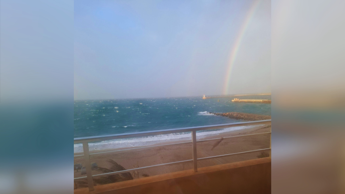 La espectacular imagen de un arcoíris sobre la costa de Almería en mitad de la borrasca.
