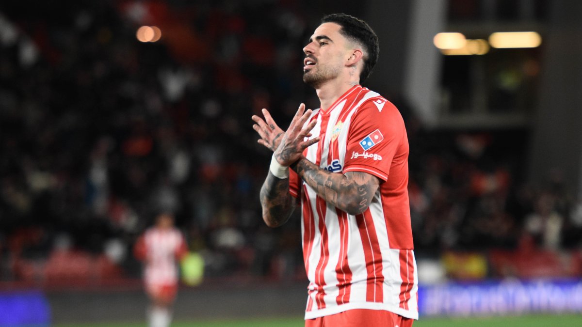 Parece que lleva ya media Liga en el Almería e incluso varias temporadas de rojiblanco en la UDA.