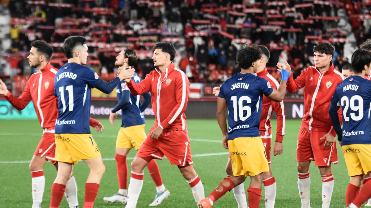 Saludo de los futbolistas en la previa del Almería-Andorra.
