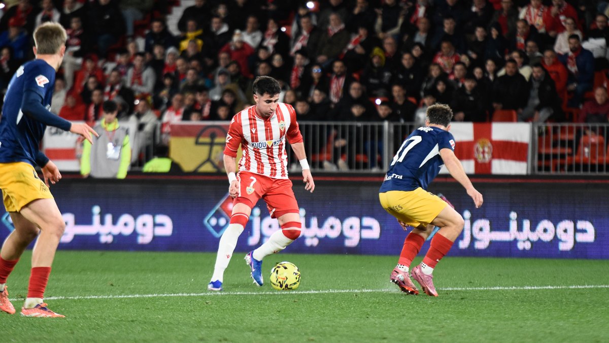 Jon Morcillo lo intentaba todo ante el Andorra pero no tuvo fortuna.