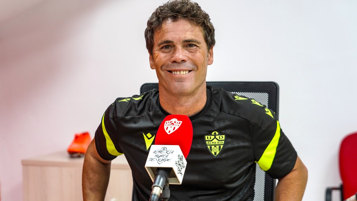 El entrenador del Almería tiene más vidas que un gato y se aferra al éxito.