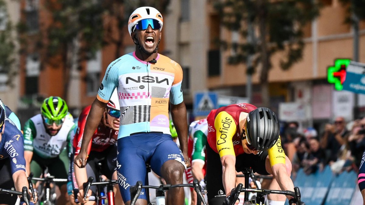 El sprinter eritreo cumple su condición de favorito y se impone a Milan Fretin (Cofidis) y Matteo Moschetti (Pinarello-Q36.5) en Roquetas de Mar.
