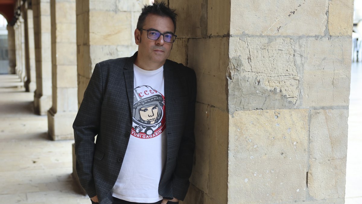 El escritor Raúl Quinto, en la Plaza de España de Avilés.