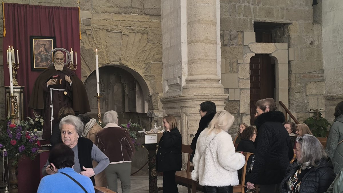 Colas en el interior de San Juan en el día de Fray Leopoldo de Alpandeire.