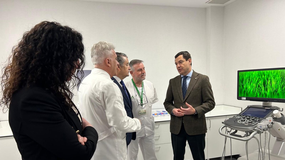Juanma Moreno, durante su visita a Torrecárdenas.
