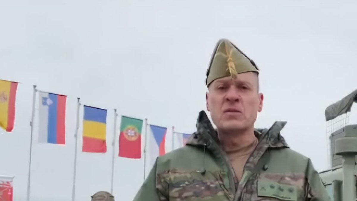 El coronel Sánchez Arribas, anunciando las novedades de La Desértica 2026 desde Eslovaquia.