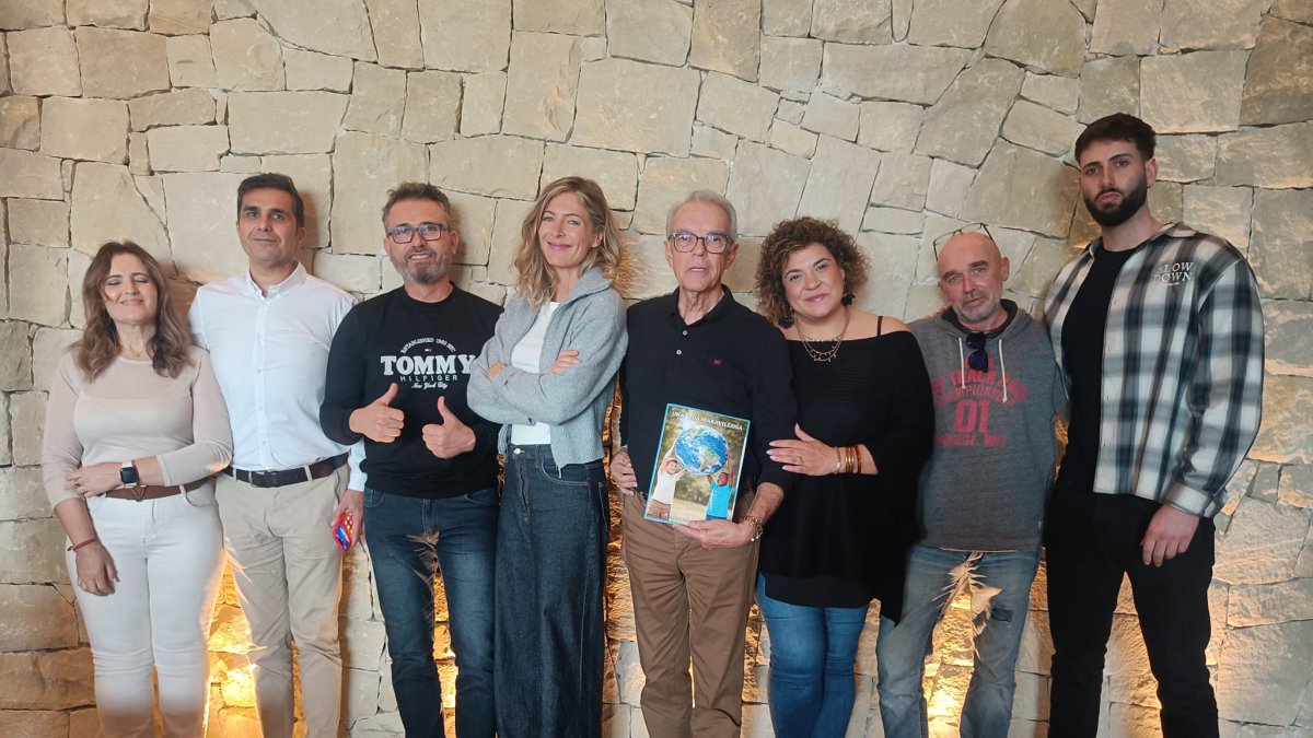 Salvador Oyonarte, sostiene el cartel de la futuro ONG en un primer encuentro para presentar el proyecto.