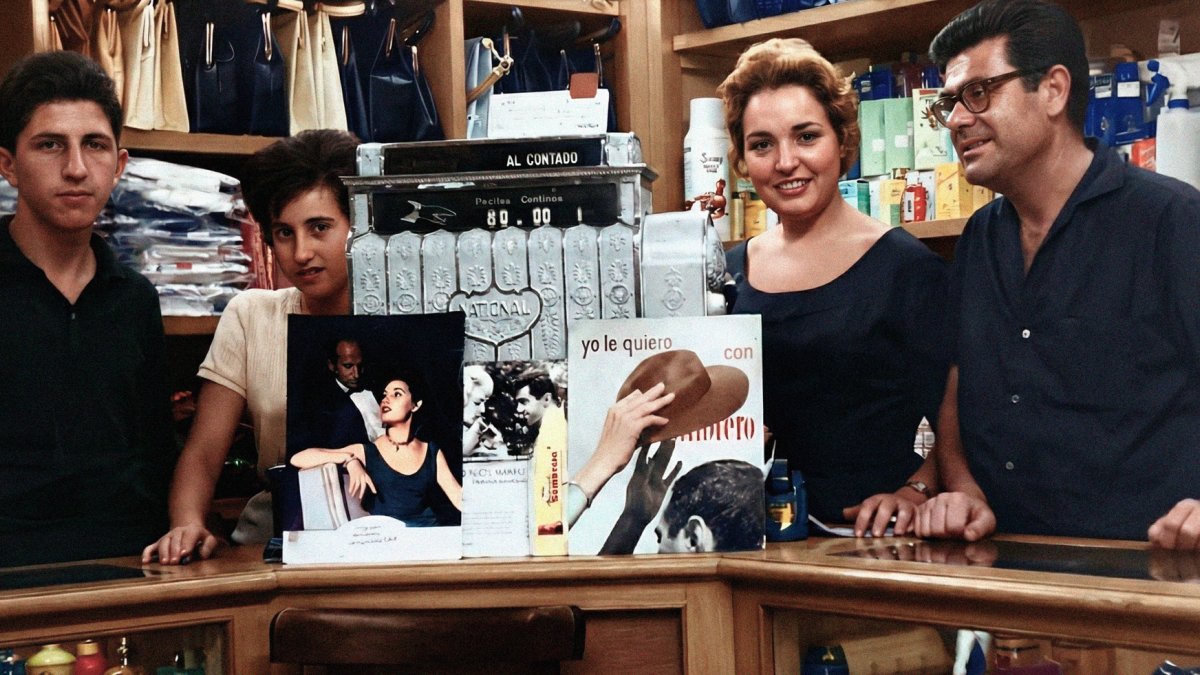 Purita Fornieles cuando era el alma del negocio. A su lado, Manuel Linares, encargado, y los empleados Isabel y Ángel. Año 1962.