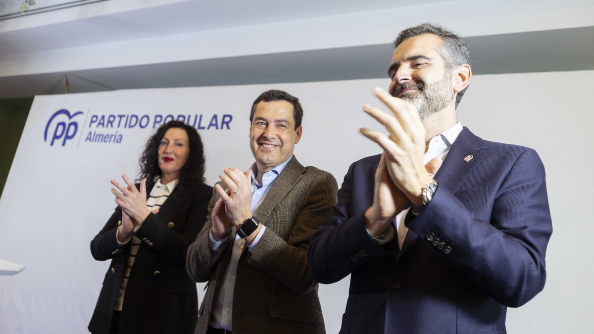 María del Mar Vázquez, Juanma Moreno y Ramón Fernández-Pacheco.