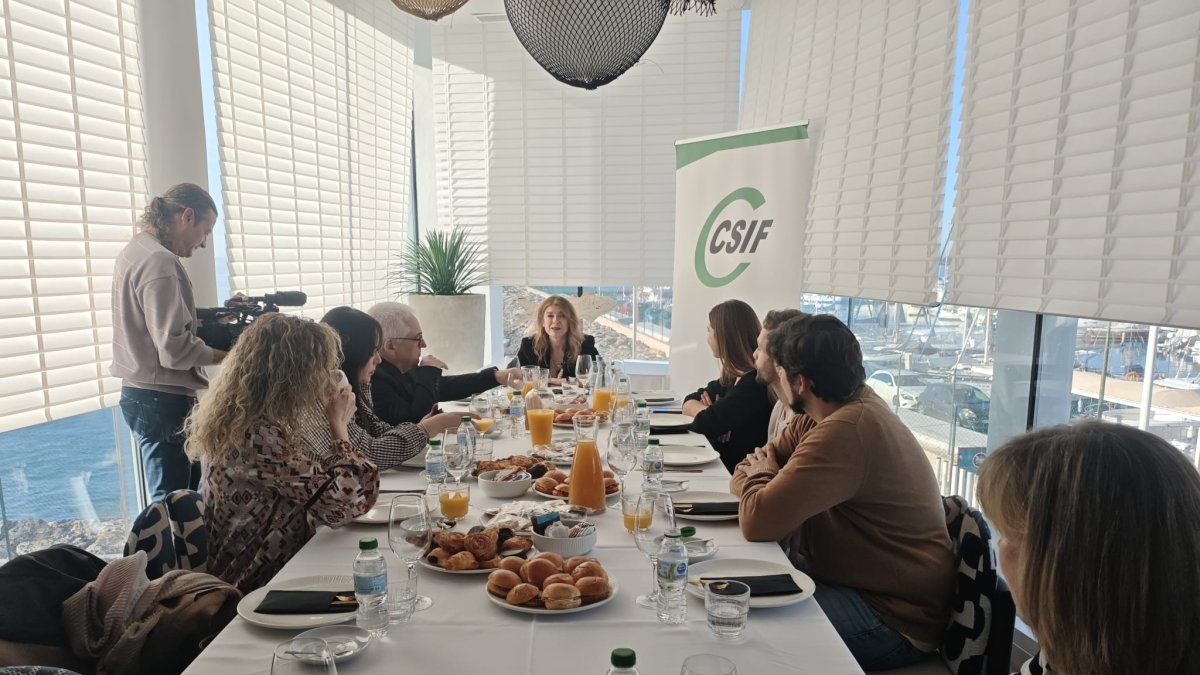 La nueva presidenta de CSIF, Aima Serrano, al fondo, en el desayuno informativo celebrado este martes en el Club de Mar de Almería.