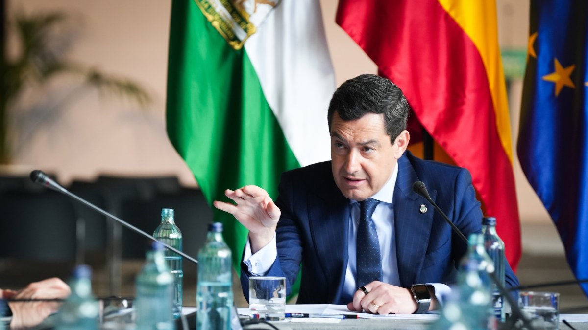 El presidente de la Junta de Andalucía, Juanma Moreno, presentando el Plan Andalucía Actúa.