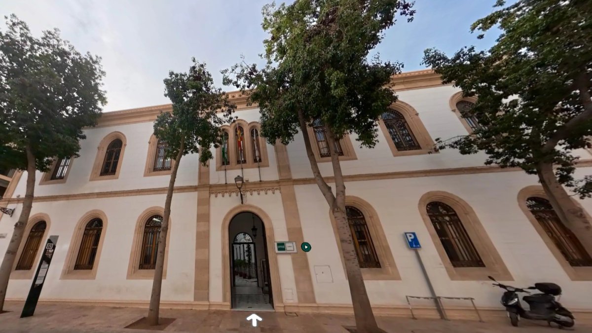 Fachada de la sede de la UNED en Almería.