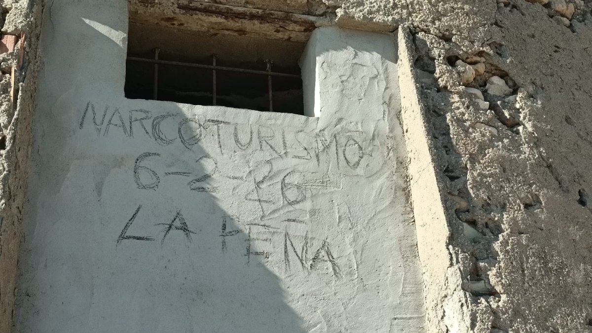 Narcoturismo, la pintada que ha aparecido en el Castillo del Playazo de Rodalquilar.
