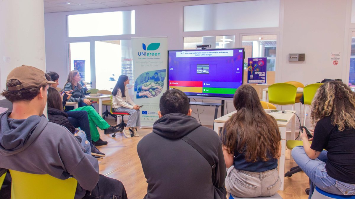 Estudiantes de movilidad internacional, entre ellos de universidades de la Alianza UNIgreen, durante la reciente jornada de convivencia en el campus de la Universidad de Almería.