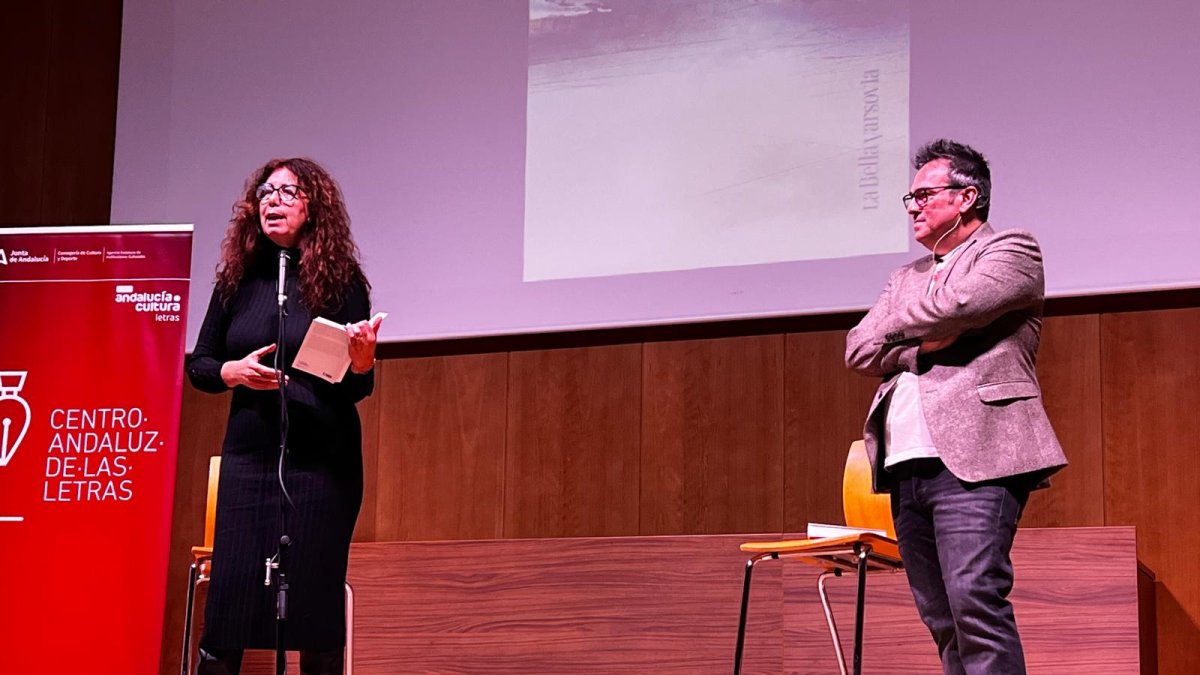 Isabel G. Caro durante la lectura de uno de los poemas de Raúl Quinto, junto a ella.
