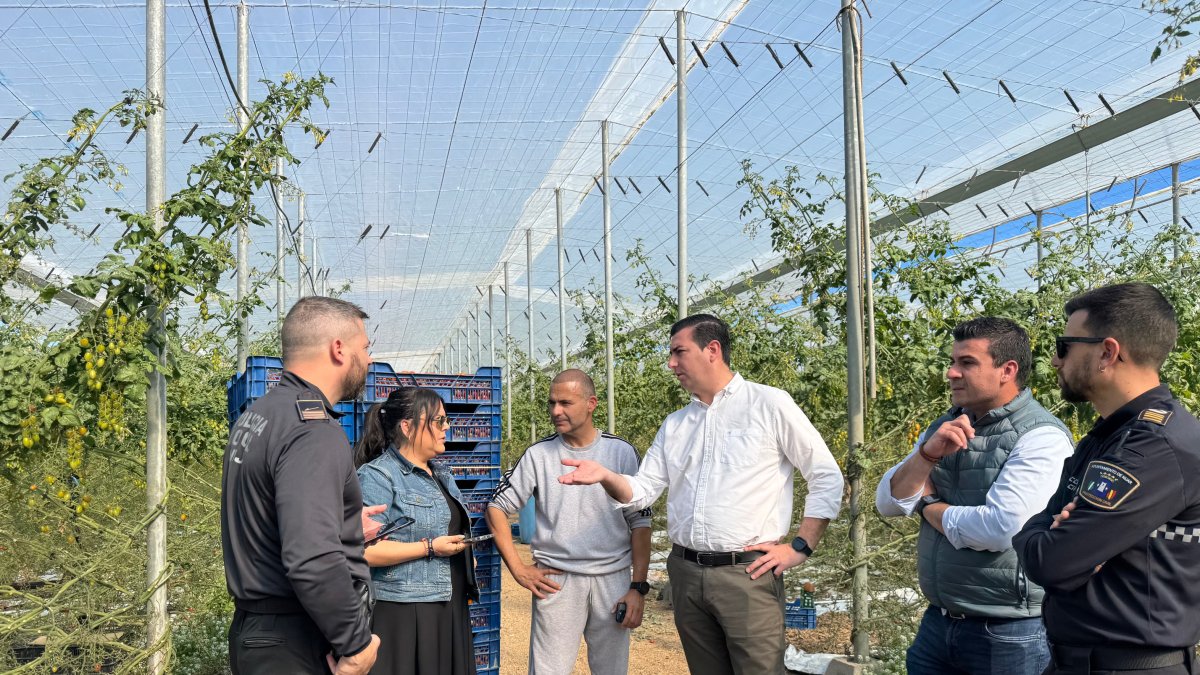 Visita del alcalde de Níjar a zonas agrícolas afectadas por robos.