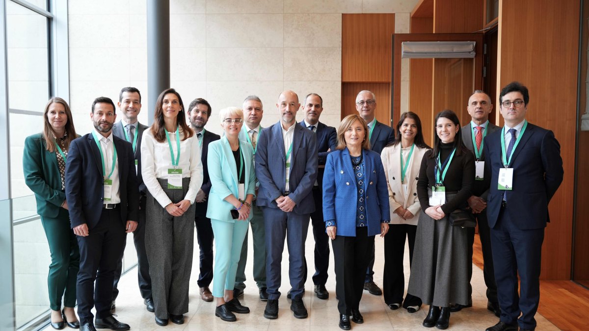 Ponentes junto a la vicepresidenta del BEI, Gelsomina Vigliotti.