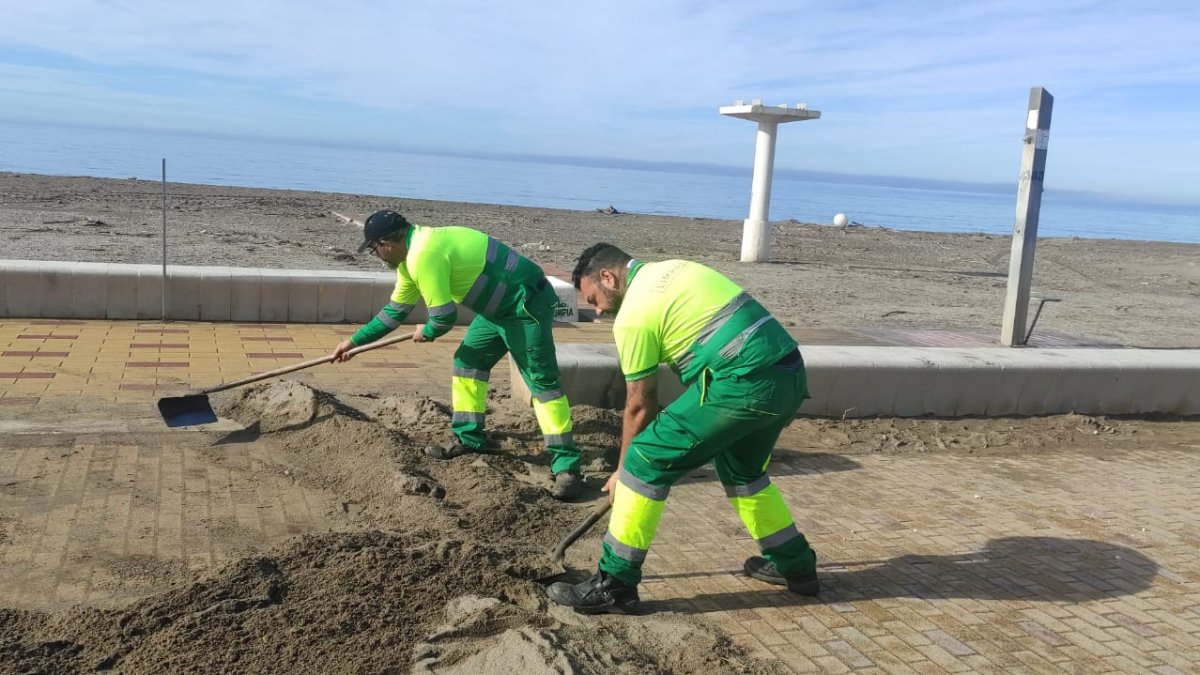 Operarios del dispositivo especial de limpieza de playas.