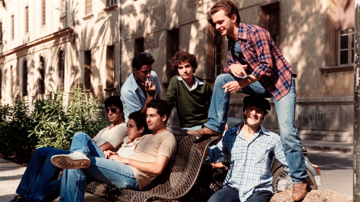 Grupo de adolescentes de 1978 sentados en uno de los bancos del Paseo de San Luis. Entonces todo se basaba en el diálogo, en las tertulias, en la comunicación constante dentro de la pandilla.