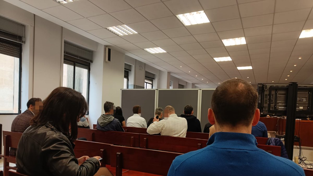 Biombos colocados en la sala para proteger a las víctimas durante su declaración.