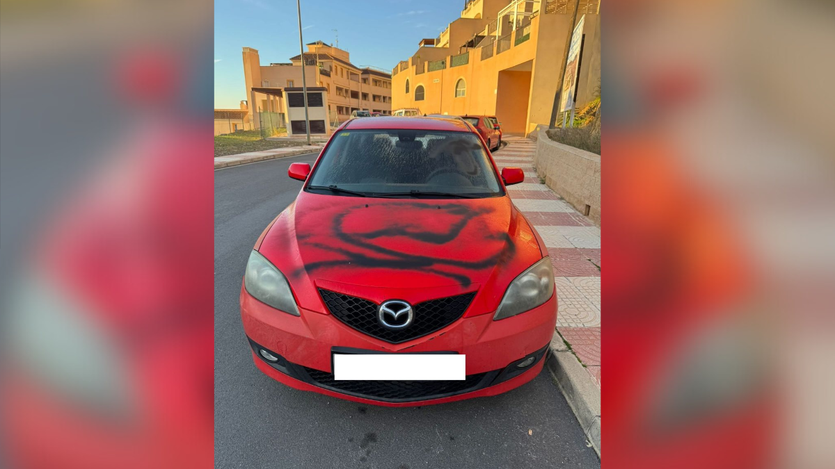 Coche vandalizado en la calle Jesús de Perceval.