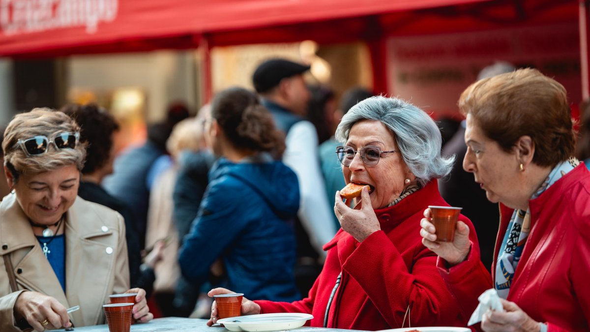 Asistentes de una edición anterior disfrutan del café de Cafés Salvador