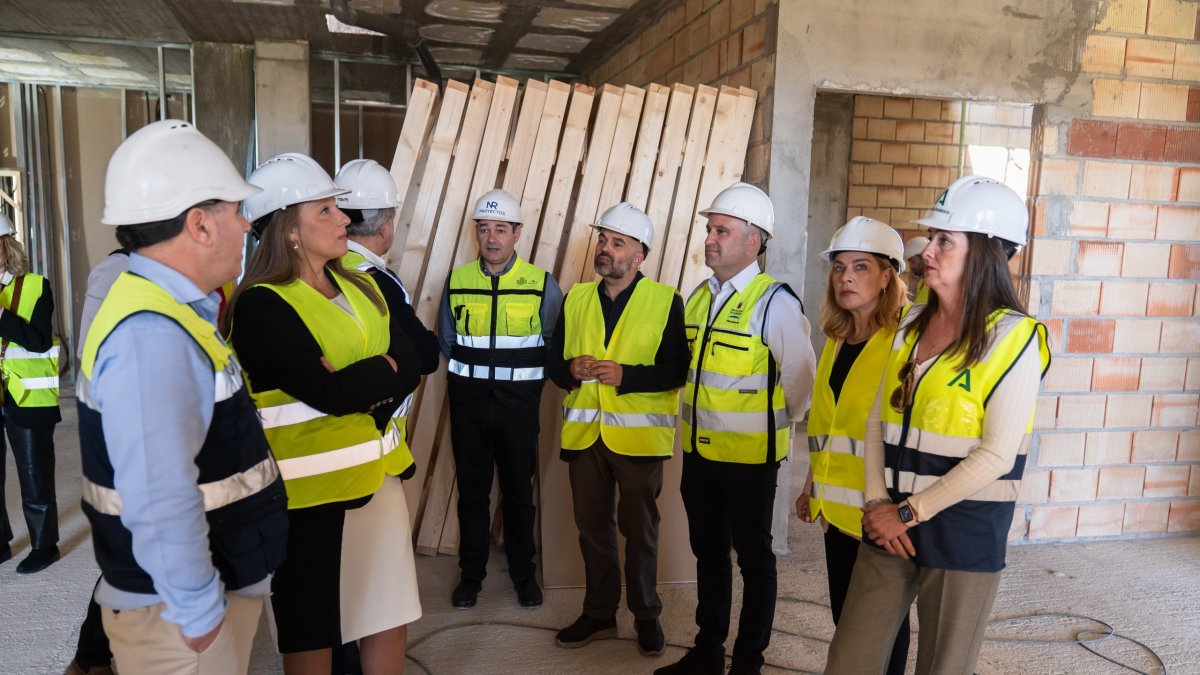 Representantes de las instituciones en su visita para comprobar el estado de las obras.