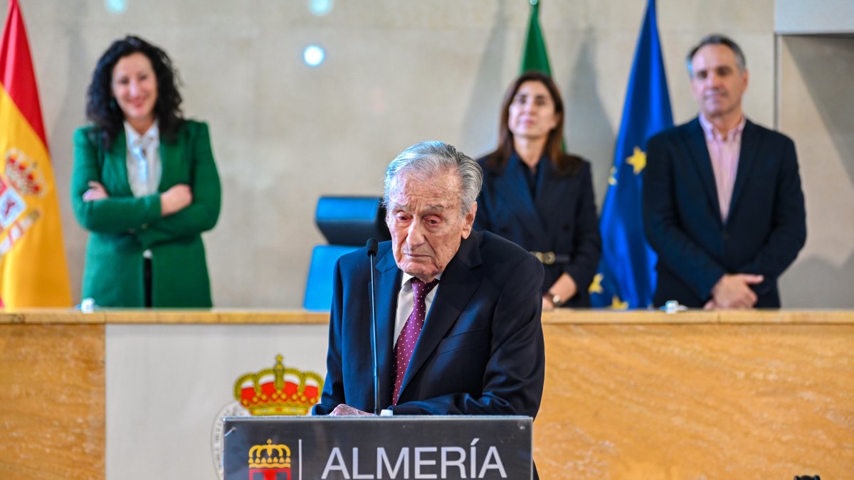Juan Rigaud Felices, nacido en 1932, recibiendo el Escudo de Oro de la Ciudad de Almería.