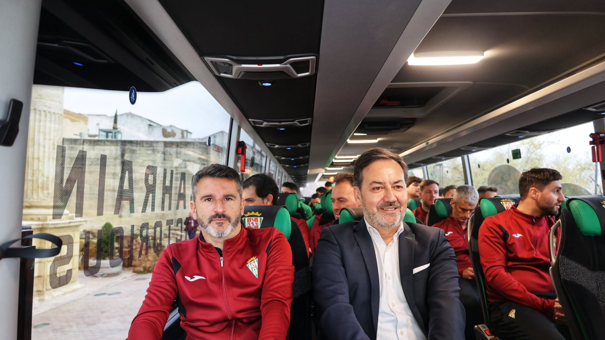 La plantilla del Córdoba ya ha estrenado su vehículo oficial.
