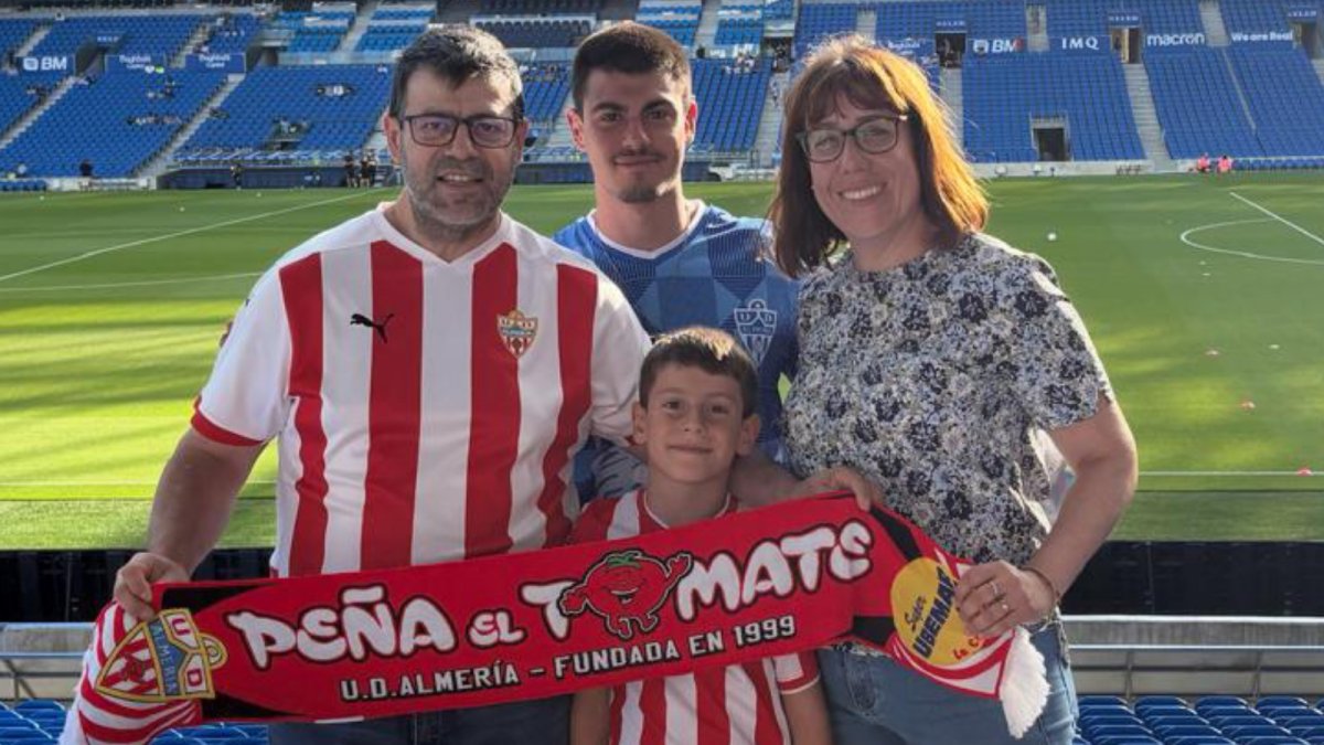 Antonio Molina junto a su mujer, Luisa, y sus hijos Antonio Luis y César, viendo al Almería esta temporada en San Sebastián.