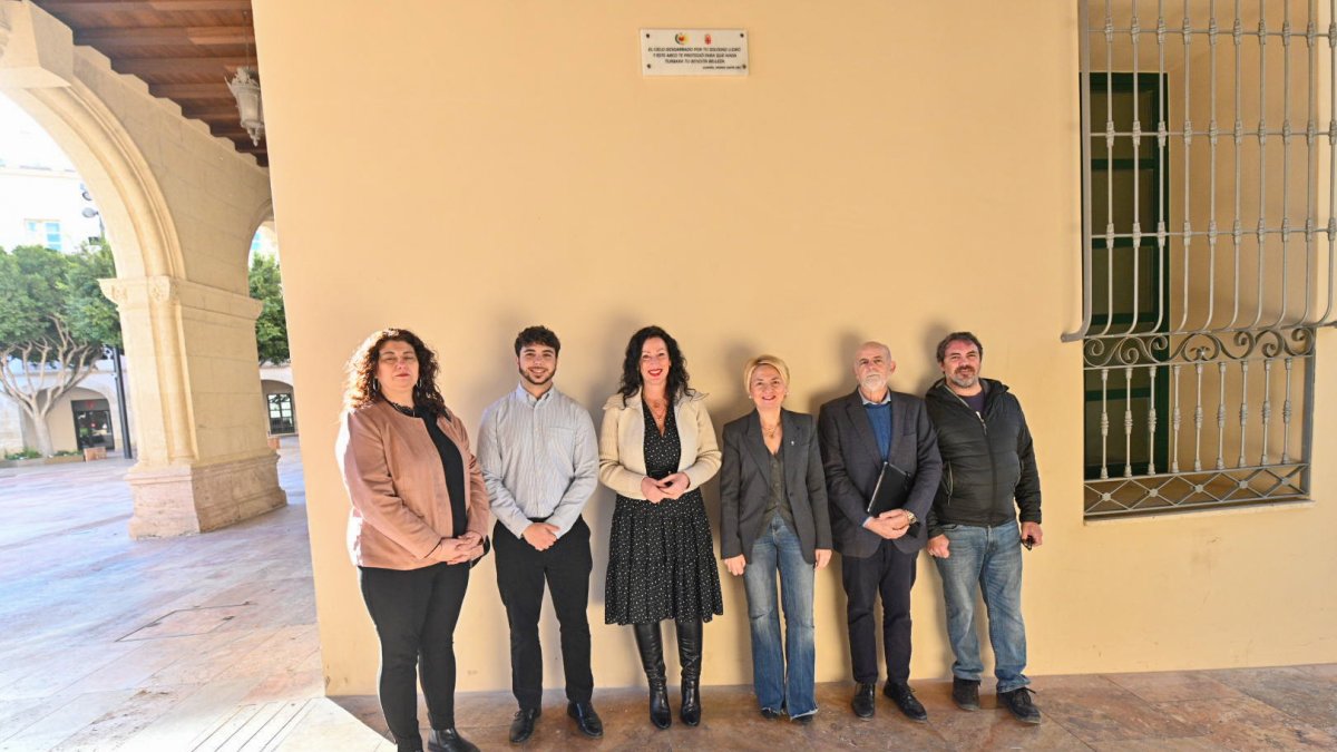 Foto de familia tras el descubrimiento de la placa en el Arco de la Soledad.