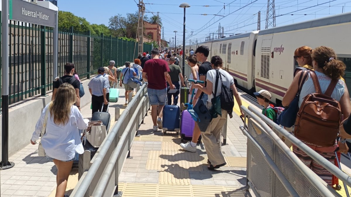 Viajeros en Huércal-Viator el pasado verano cuando el Intercity Madrid-Almería iba en doble composición por alta demanda de billetes.