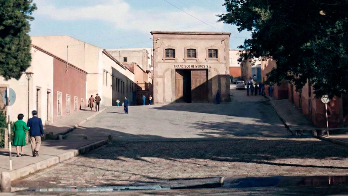 El edificio donde estuvo el cine Katiuska, cuando en los años 60 servía de almacén y de taller de apoyo para la fábrica de Oliveros.