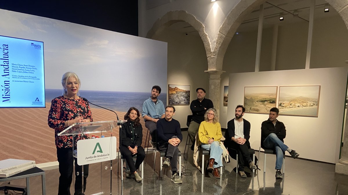 La consejera de Deporte y Cultura, Patricia del Pozo, junto a algunos de los fotógrafos participantes en Misión Andaluza.