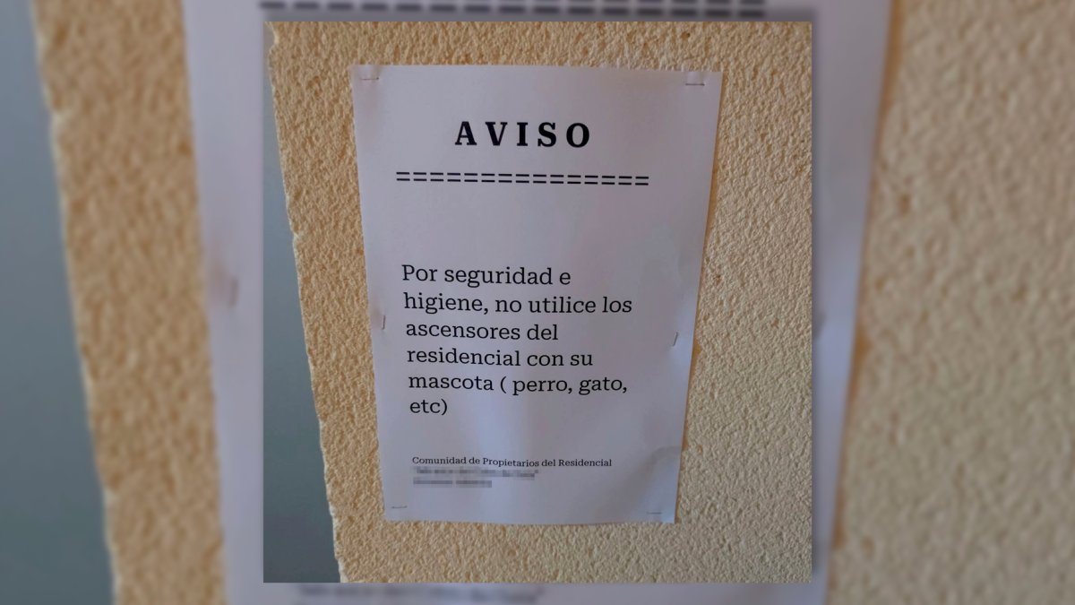Los vecinos de un complejo residencial de Almería se han encontrado con esta prohibición en su edificio.