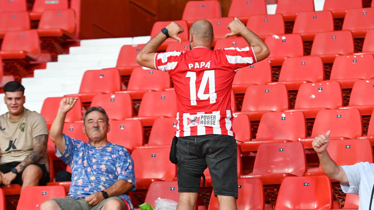 Un aficionado muestra la camiseta del Almería con el nombre de Papá.