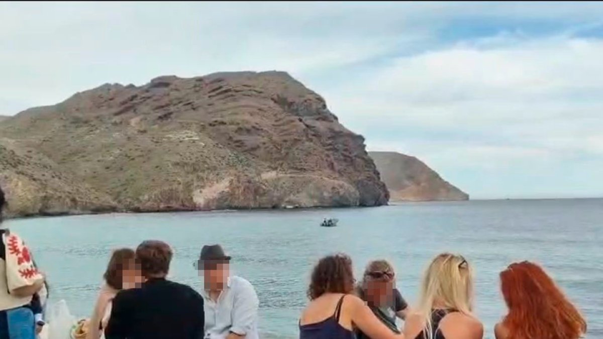 Una narcolancha en Las Negras, mientras la gente disfruta de un domingo soleado.