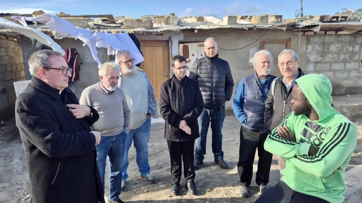 El obispo de Ciudad Real, charlando con un migrante en Atochares, en Níjar.
