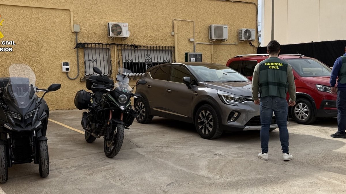 Vehículos de la pareja detenida.