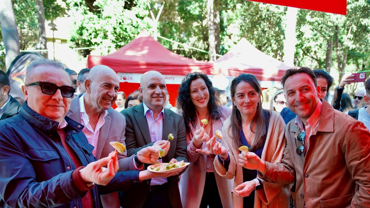 Antonio Bretones junto a las autoridades y directivos de La Voz de Almería en el Día del Tomate 2026.