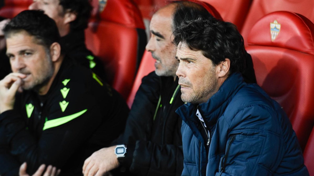 Rubi en el banquillo del Estadio de los Juegos Mediterráneos.